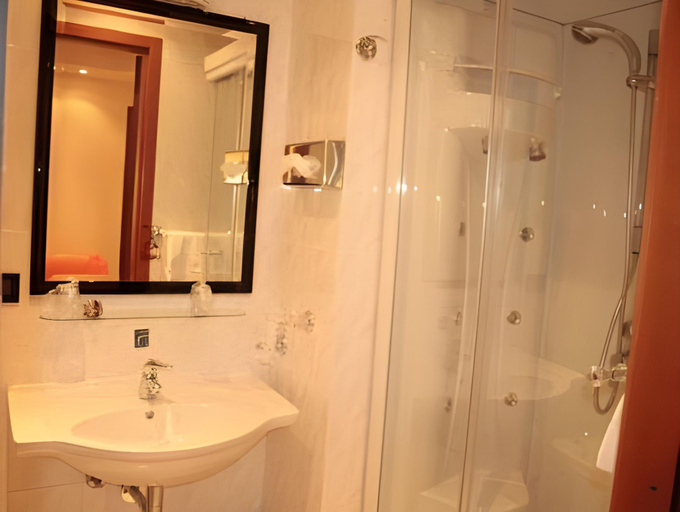 Bathroom 4, Hotel Bixio, Lucca