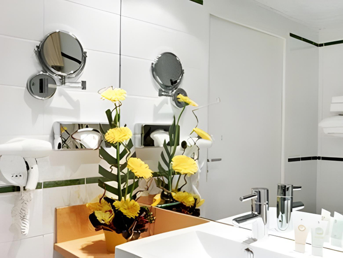 Bathroom 4, Logis Hotel Restaurant Uzes Pont du Gard, Gard