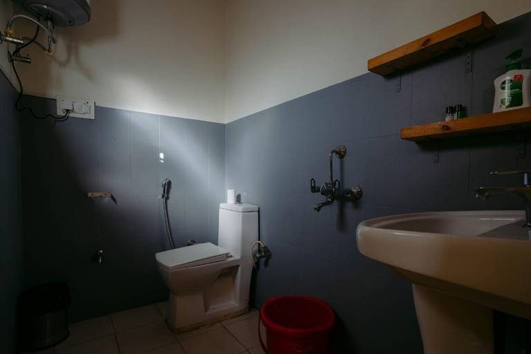 Bathroom, The Hosteller Bir, Kangra