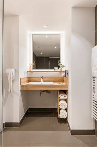 Bathroom 4, Appart hotel Q7 Lodge Lyon 7, Rhône