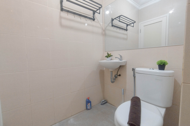Bathroom 5, 2BR near ITS University at Bale Hinggil Apartment By Travelio, Surabaya