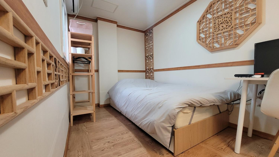 Others 5, Huesik Guesthouse, Jung