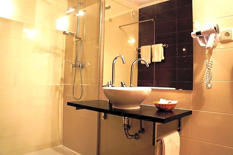 Bathroom 3, Baluarte da Vila Apartments, Lagos