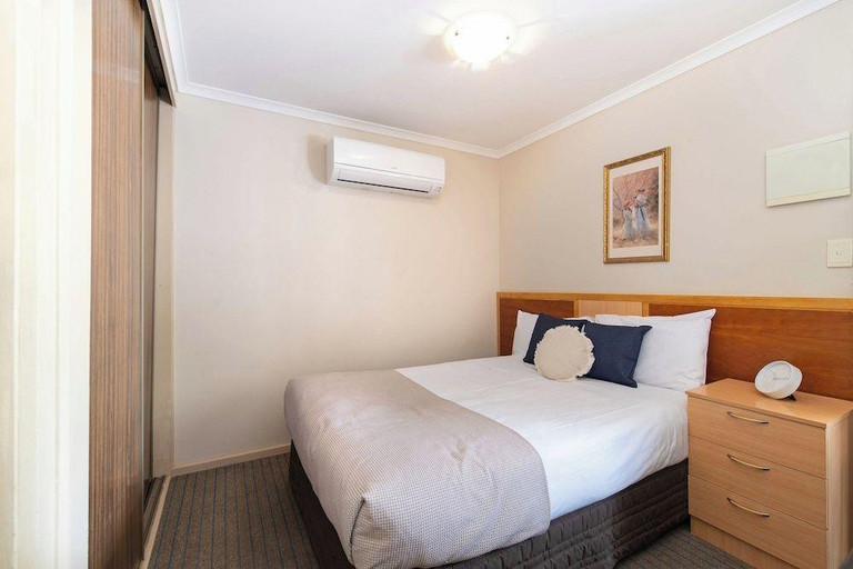 Bedroom 2, Highway 1 Caravan and Tourist Park, Adelaide