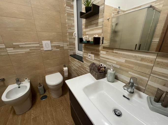 Bathroom 5, B&B Domus Joannina, Napoli