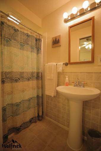 Bathroom 5, Jewel Lake Bed and Breakfast, Anchorage