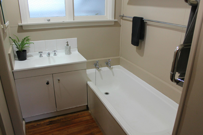 Bathroom 2, Bauchops Hill Station Farmstay, Mackenzie