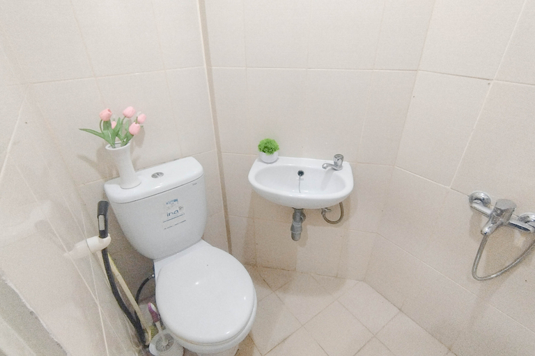 Bathroom 5, Studio Minimalist and Warm at Pavilion Permata Apartment By Travelio, Surabaya
