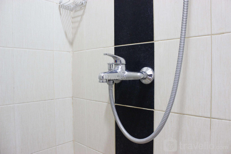 Bathroom 3, Convenient Studio Apt at Easton Park By Travelio, Sumedang