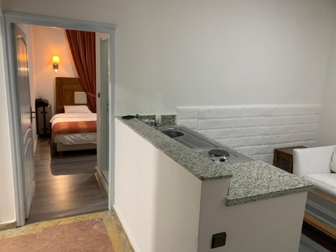 Others 3, Hotel Tahiti