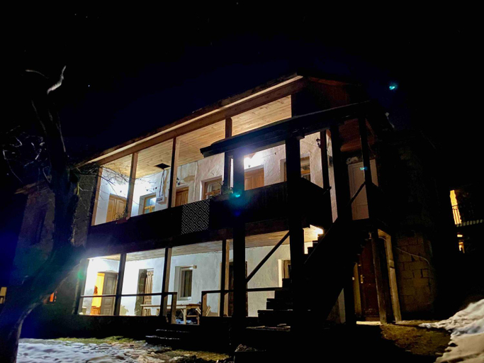 Exterior & Views