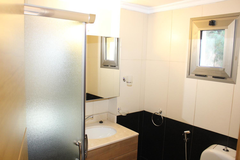 Bathroom 5, Le Caravelle Beirut, El Metn