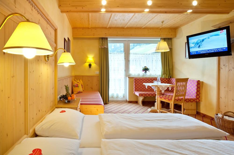 Bedroom 3, Alpenbad Hotel Hohenhaus, Schwaz