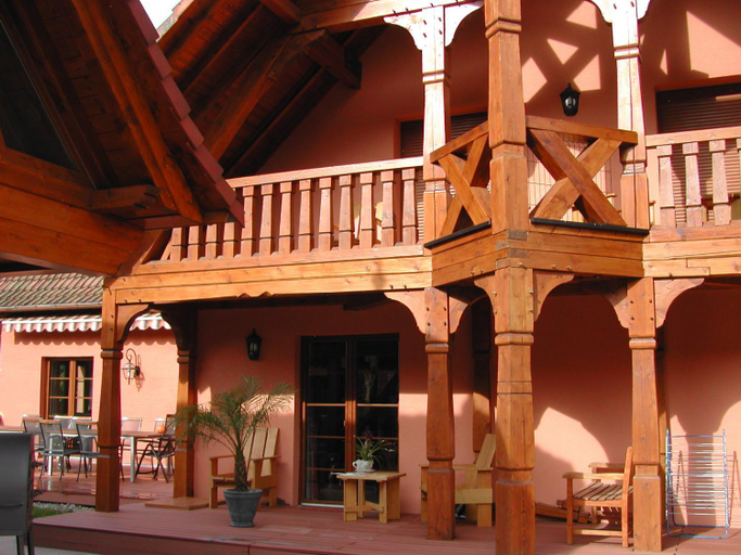 Exterior & Views