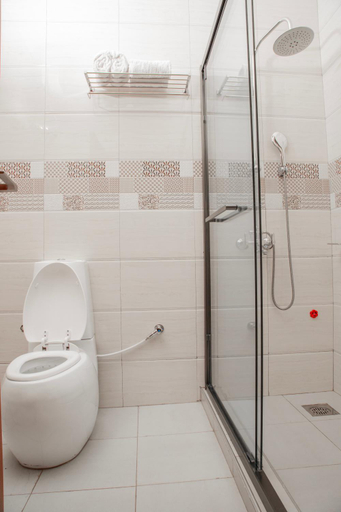 Bathroom 3, Flamarc Hotel, Jinja