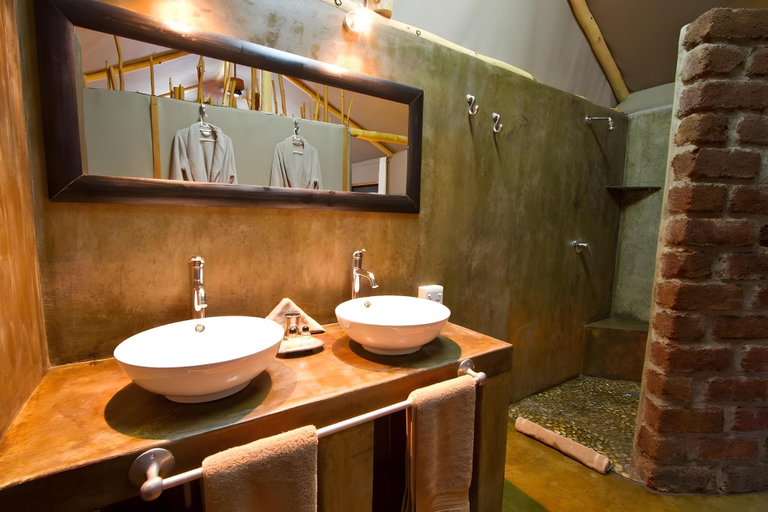 Bathroom 4, Camp Nkwazi, Livingstone