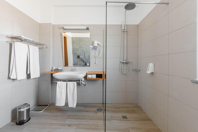 Bathroom 4, Solar de Mos Hotel, Lagos