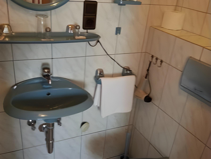Bathroom 3, Hotel Dorfschenke, Pirmasens
