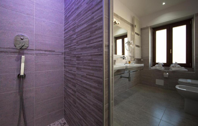 Bathroom 3, Love of Rome, Rome
