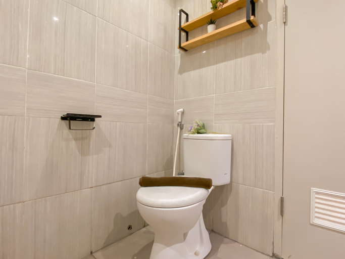 Bathroom 5, Modern Look 1BR Apartment at Vasanta Innopark By Travelio, Cikarang