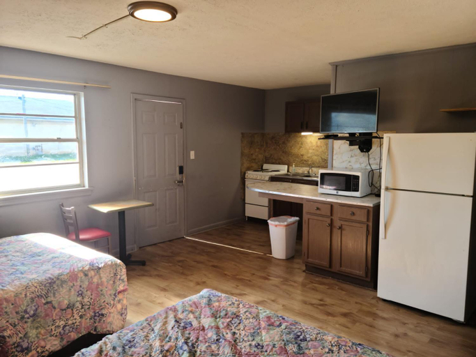 Others 4, Etown Motel, Hardin