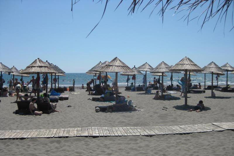 Others 2, 500 Meters from Grate Beach-Apartment yelow