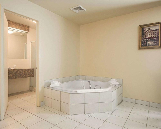 Bathroom 4, Repotel Levis, Desjardins