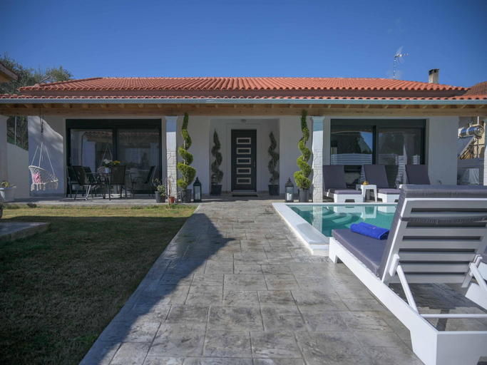 Exterior & Views 1, Villa in Messonghi with Pool and Sea Nearby, Ionian Islands