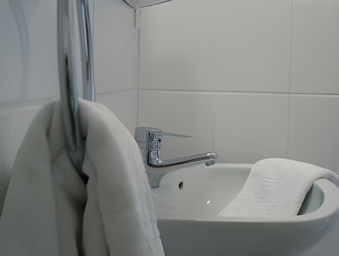 Bathroom 4, Hotel Keil, Wilhelmshaven