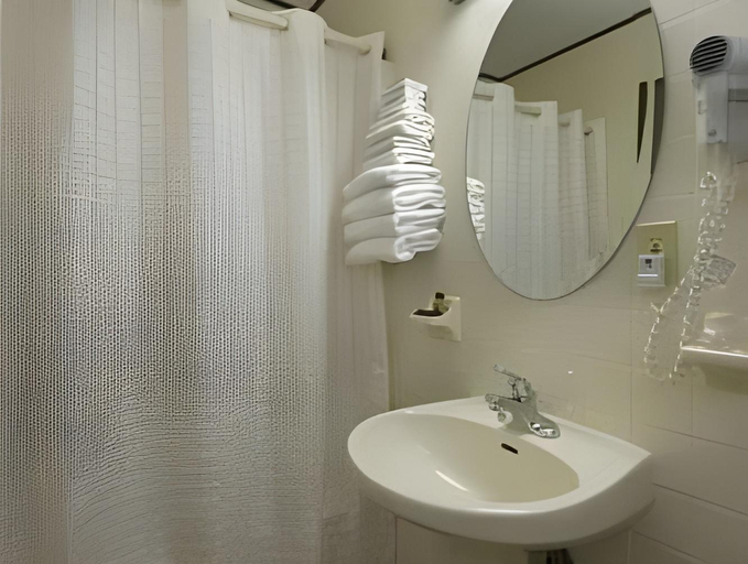 Bathroom 4, Atlantic Inn and Suites - Wall Township, Monmouth