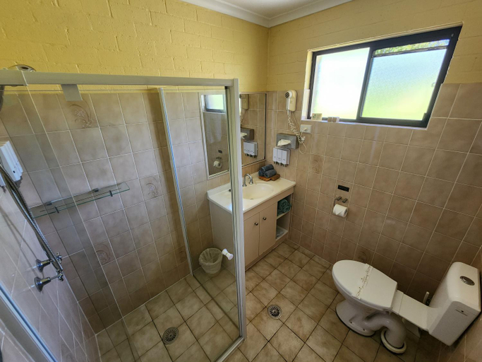 Bathroom 5, Idlewilde Town & Country Motor Inn, Bega Valley