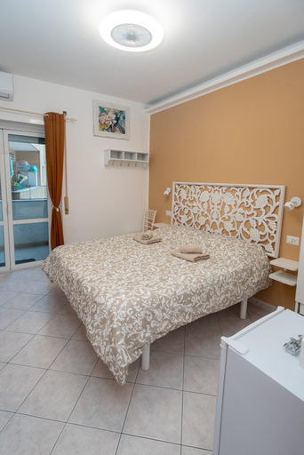 Bedroom, Double room next to Lungotevere, Rome