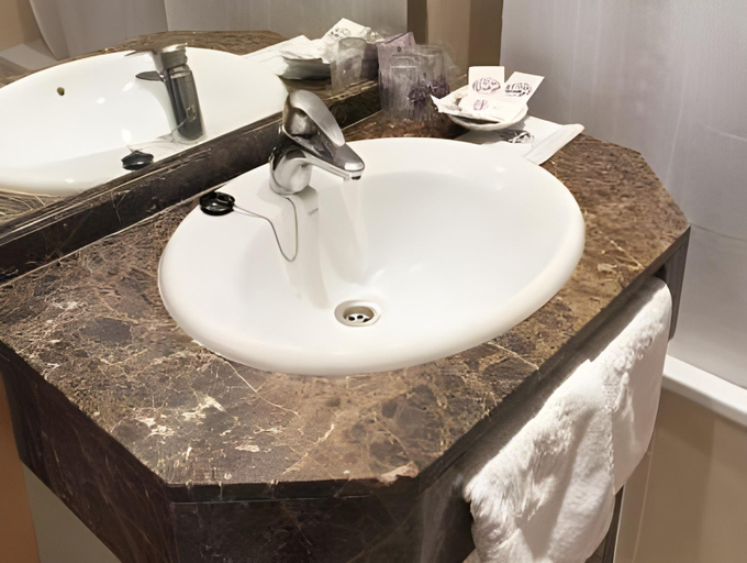 Bathroom 5, Hotel Servigroup Castilla, Alicante