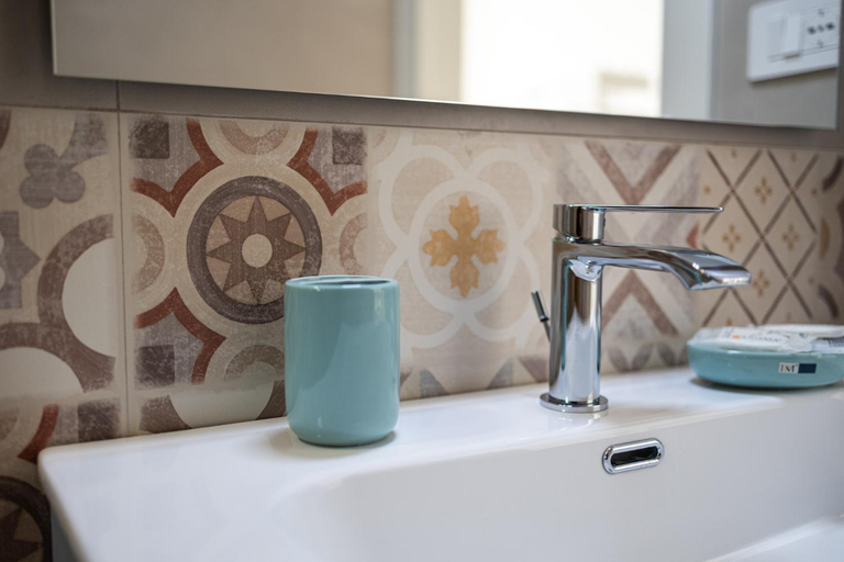 Bathroom 3, Cortile Carducci, Lecce