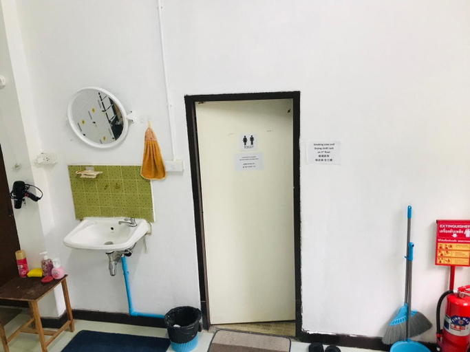 Bathroom 4, Silom Guesthouse, Bang Rak