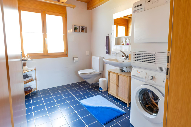 Bathroom 3, Chalet Regenbogen Leukerbad mit Indoorrutschbahn, Leuk