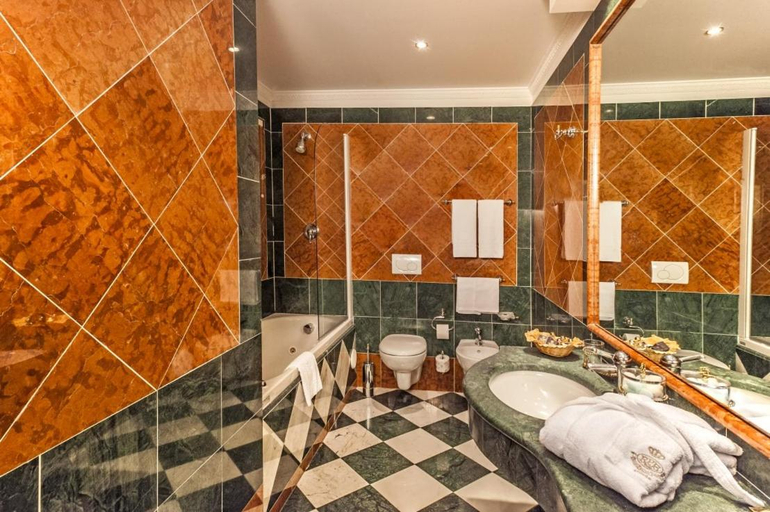 Bathroom 5, Hotel Regina Palace, Verbano-Cusio-Ossola