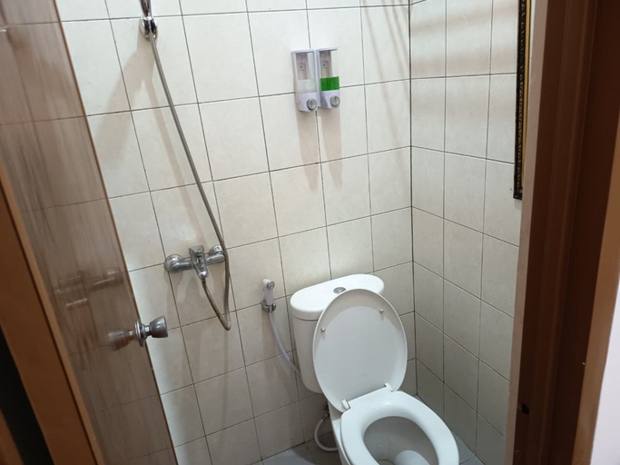 Bathroom 5, RedDoorz Syariah near Exit Toll Subang, Subang