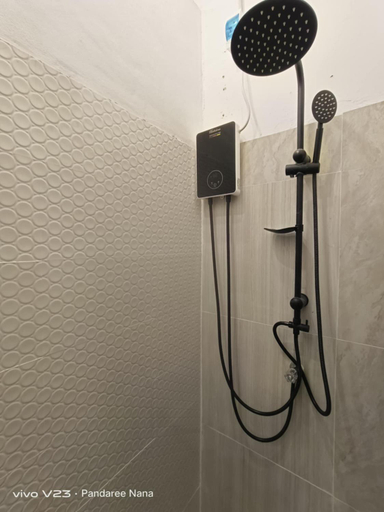 Bathroom 4, MaHaNa Hostel & Beach Bar Pattaya, Pattaya