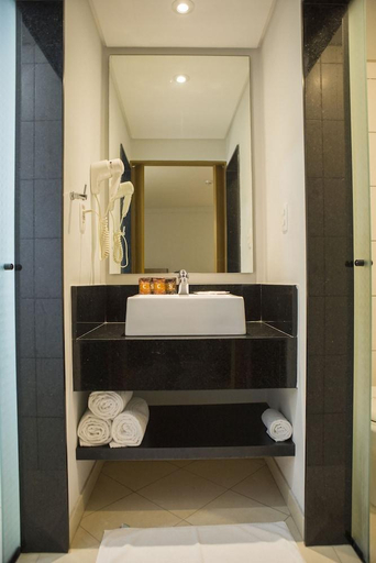 Bathroom 4, Palais Hotel, São Vicente