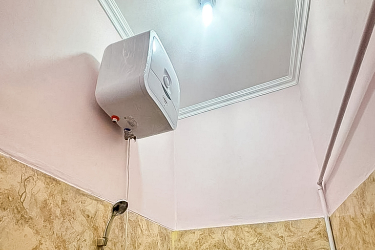 Bathroom 5, RedDoorz @ Terus Manis Suryakencana, Bogor