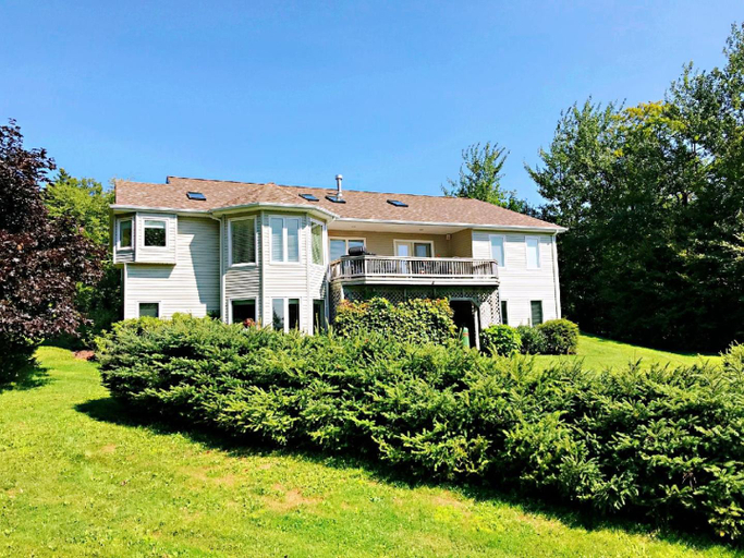 Exterior & Views