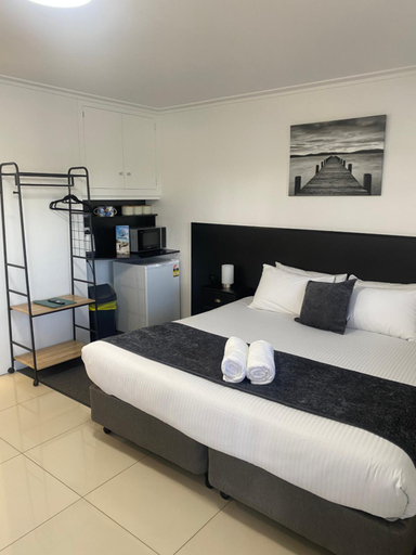 Bedroom 2, The Seaview Tavern Motel, Coffs Harbour - Pt B