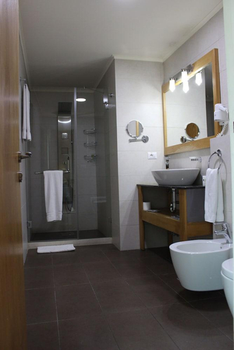 Bathroom 4, The J Hotel and Spa, Beirut