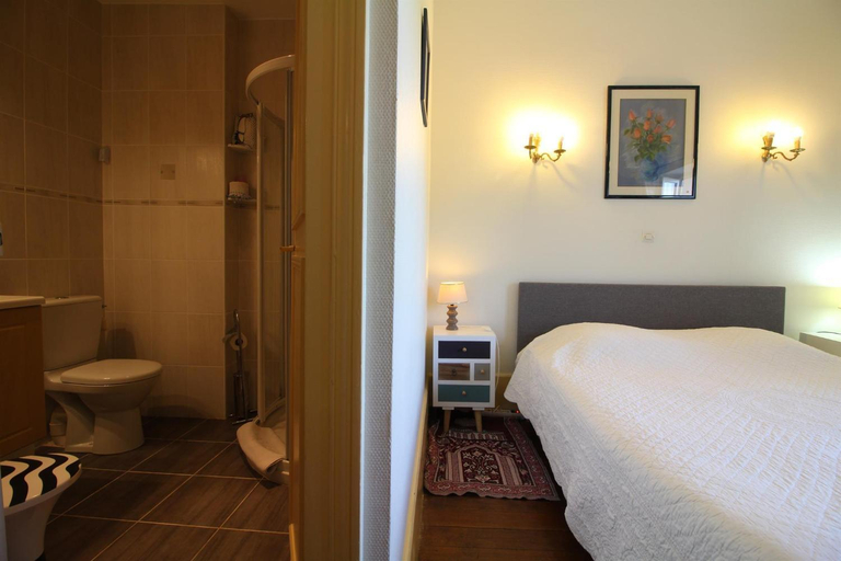 Bedroom 5, Les Gageres, Côte-d'Or