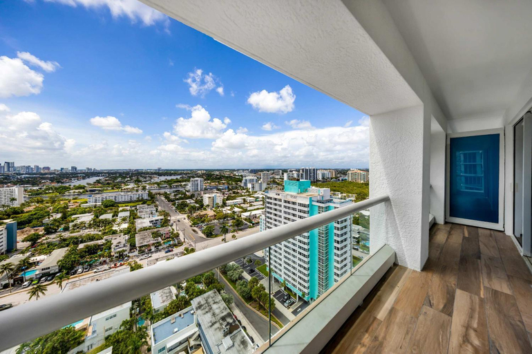 Others 3, Beachfront Condo with Spacious Balcony, Broward