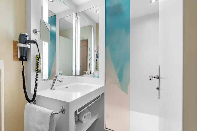 Bathroom, Le Bristol Leukerbad, Leuk