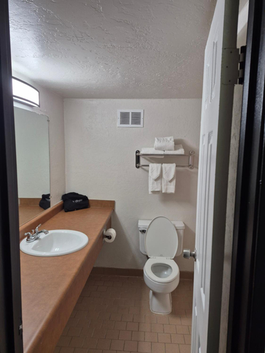 Bathroom 4, The Inn And Suites At 34 Fifty, Taylor