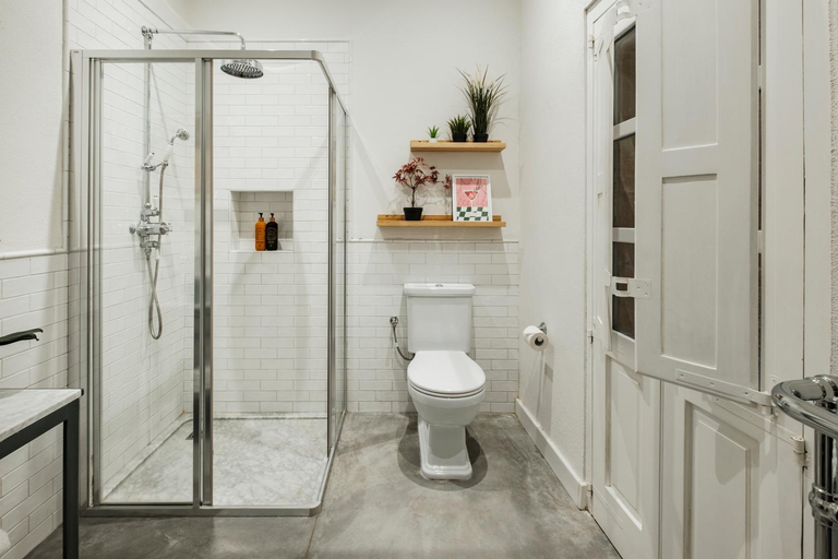 Bathroom 3, 136 Old Bakery