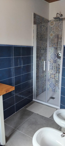 Bathroom 4, Contrada Cafaro, Salerno